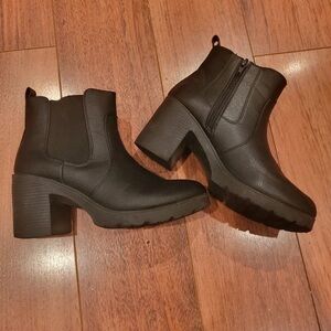 Elegant Black Heeled Boots